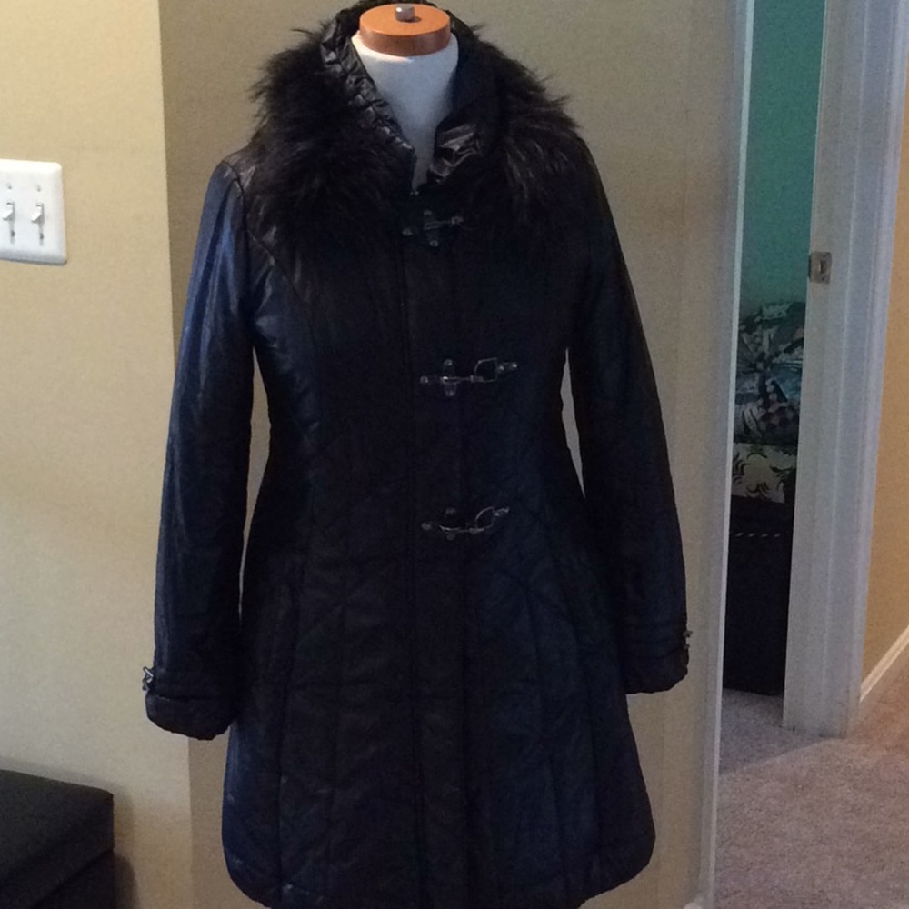 Midnight puffer coat with faux fur collar